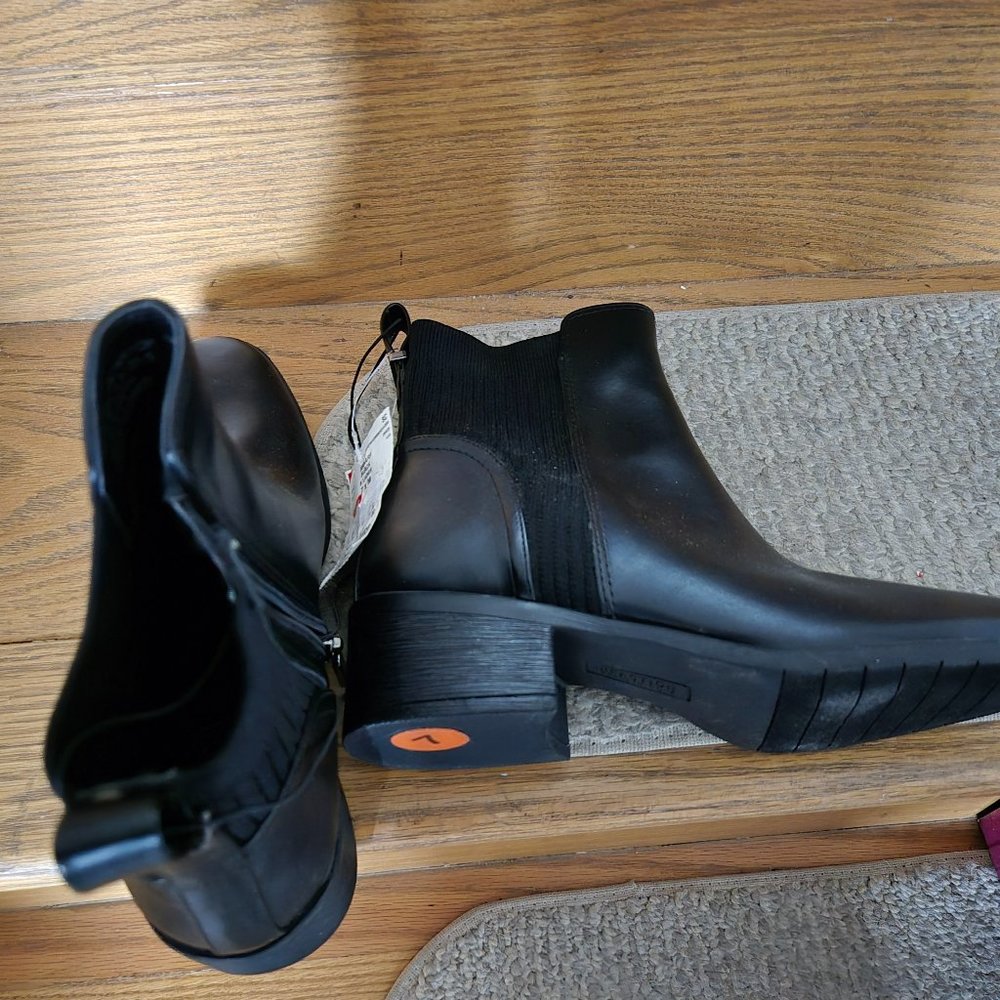 NWT Sahara black boots